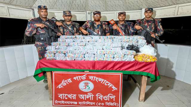 বাখের আলী ক্যাম্প কর্তৃক জব্দ ভারতীয় পাতার বিড়ি ও মলম। ছবি: ৫৩ বিজিবি