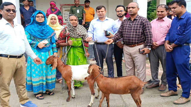 চাঁপাইনবাবগঞ্জে ভিক্ষুক পুনর্বাসনে ছাগলসহ বিভিন্ন সামগ্রী ও ভাতা বহি-অর্থ বিতরণ