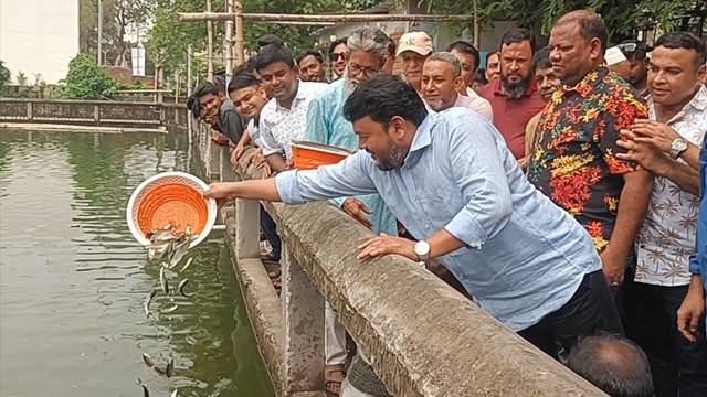 রাজশাহীতে বিএনপি'র ৪৮তম প্রতিষ্ঠাবার্ষিকী উপলক্ষে সোনা দিঘিতে মৎস্য অবমুক্তকরণ