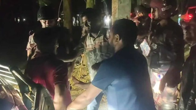 ঠাকুরগাঁওয়ে পুনরায় ভোট গণনার দাবিতে জামায়াতের সড়ক অবরোধ