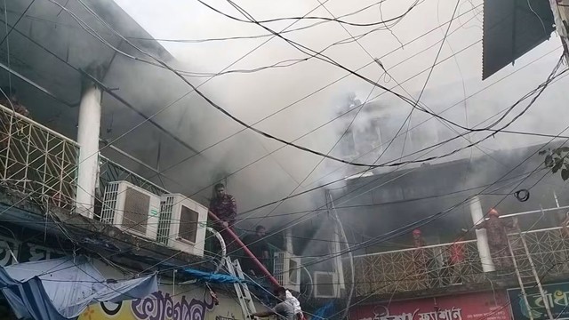 চাঁপাইনবাবগঞ্জে নিউ মার্কেটে ভয়াবহ আগুন, ফায়ার সার্ভিসের ৬ ইউনিটের চেষ্টায় নিয়ন্ত্রণ
