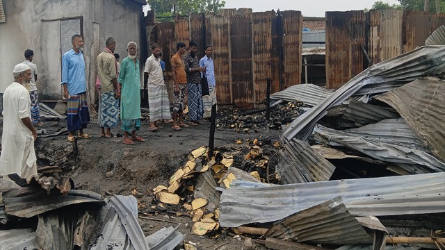 ভোলাহাটে আগুনে ভস্মীভূত আমের আড়ত, নাশকতার অভিযোগ ব্যবসায়ীর