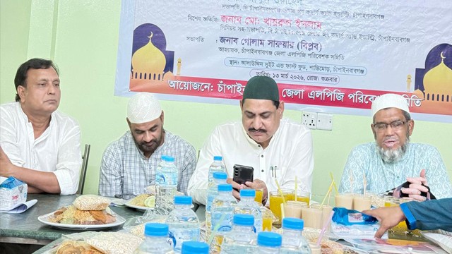 ইফতার ও আলোচনা সভায় অতিথিবৃন্দ। ছবি: চাঁপািই জার্নাল