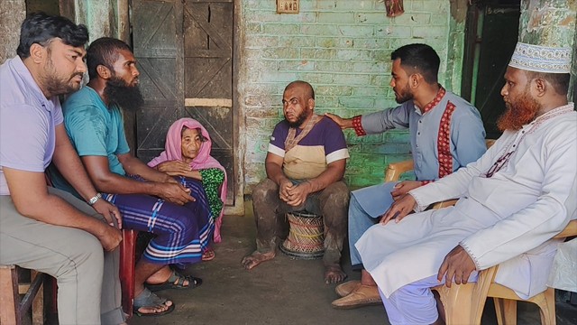 ভোলাহাটে দৃষ্টিপ্রতিবন্ধী মুখলেসুর রহমানকে ২০ হাজার টাকা সহায়তা