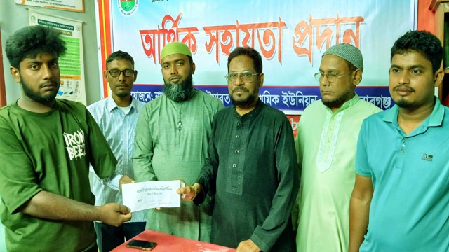 নাচোলে দূর্ঘটনায় হাত হারানো রাজমিস্ত্রিকে আর্থিক সহায়তা প্রদান