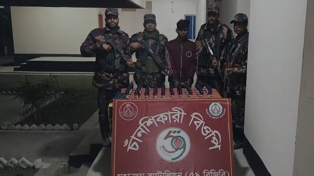 ভোলাহাটে ৫০ বোতল চকো প্লাসসহ যুবক আটক