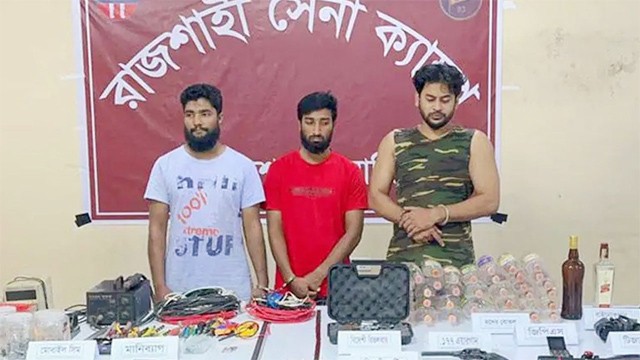 রাজশাহীতে অস্ত্র-মাদক-বিস্ফোরকসহ গ্রেপ্তার ৩