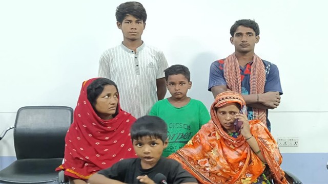 চাঁপাইনবাবগঞ্জে ৬ ভারতীয় নাগরিককে আটক করেছে পুলিশ