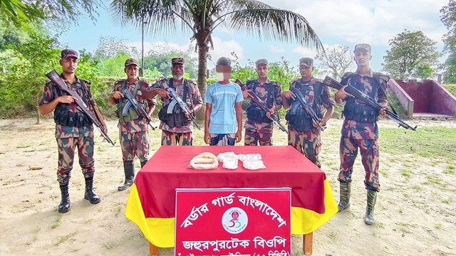 চাঁপাইনবাবগঞ্জে বিপুল পরিমানে  গানপাউডার ও ককটেল তৈরির সরঞ্জামসহ একজন আটক