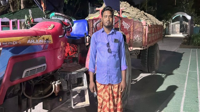 পদ্মা নদী থেকে অবৈধ মাটি উত্তোলন, ট্রাক্টরসহ আটক-১, ১৫ হাজার টাকা জরিমানা