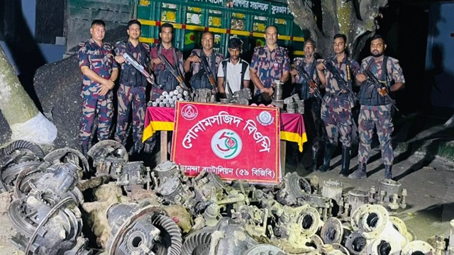 পাথর বোঝাই ট্রাকে মিলল ৩২০ পিস ভারতীয় যন্ত্রাংশ, চালকসহ আটক ১