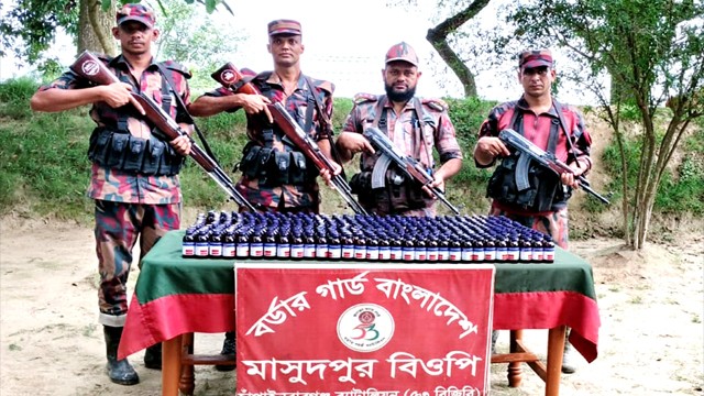 চাঁপাইনবাবগঞ্জ সীমান্তে ৫৩ বিজিবির অভিযান, ভারতীয় ‘এস্কাফ’ সিরাপ জব্দ