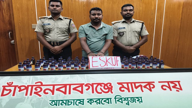 রহনপুরে ৭৫ বোতল এস্কাফ ও অটো ভ্যানসহ মাদক কারবারি গ্রেপ্তার