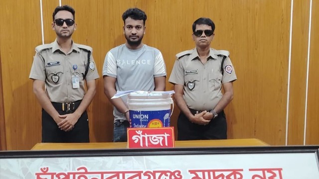 চাঁপাইনবাবগঞ্জে ডিএনসির অভিযানে দেড় কেজি গাঁজাসহ যুবক আটক