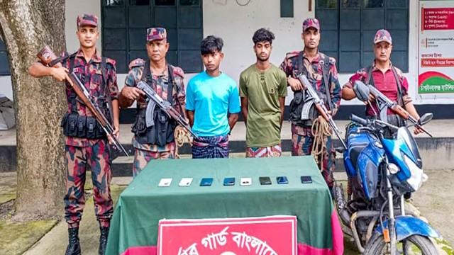 চাঁপাইনবাবগঞ্জ সীমান্তে ৫৩ বিজিবির অভিযানে ভারতীয় মোবাইল ফোনসহ দুইজন আটক