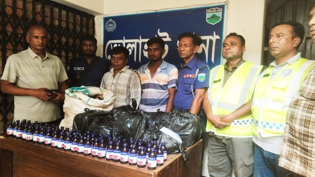 ভোলাহাটে ৪০০ বোতল এস্কাফ সিরাপসহ দুই মাদক ব্যবসায়ী আটক