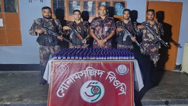 শিবগঞ্জে ৫৯ বিজিবির পৃথক দুই অভিযানে ভারতীয় নেশাজাতীয় সিরাপ জব্দ