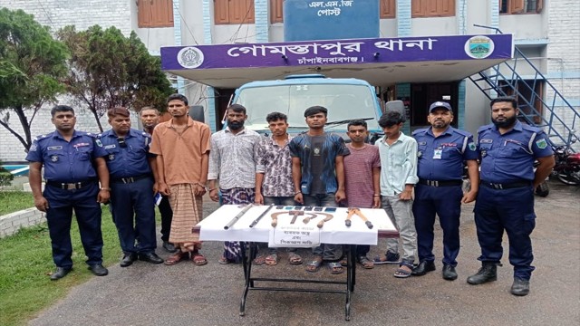 গোমস্তাপুরে অস্ত্রসহ আন্তঃজেলা ডাকাত দলের ৬ সদস্য গ্রেপ্তার