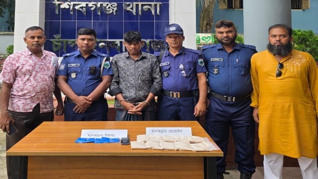 শিবগঞ্জে ১ কেজি হেরোইন ও ৯০০ পিস ইয়াবাসহ মাদক ব্যবসায়ী গ্রেপ্তার