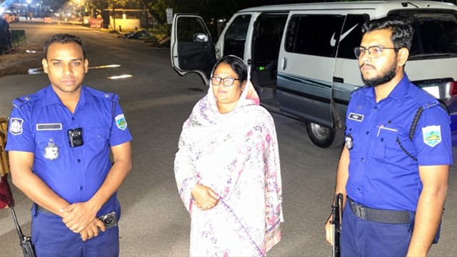 সোনামসজিদ সীমান্ত দিয়ে ভারত যাওয়ার চেষ্টা, যুবলীগ নেত্রী আটক