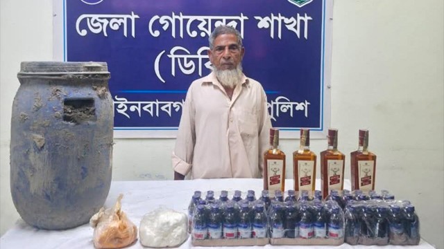 চাঁপাইনবাবগঞ্জে ডিবির অভিযানে বিদেশি মদ ও মাদকসহ একজন গ্রেপ্তার