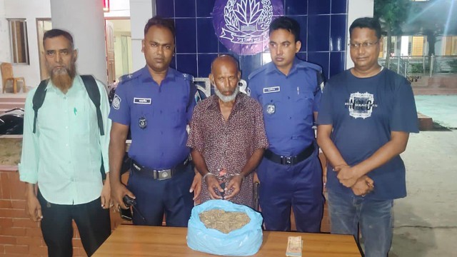 নিয়ামতপুরে এককেজি গাঁজাসহ ৬০ বছরের বৃদ্ধ গ্রেপ্তার
