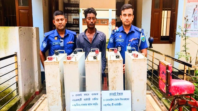নাচোলে গ্রামীণ টাওয়ারের ব্যাটারি চুরি, ব্যাটারিসহ একজন আটক