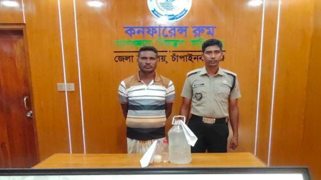 গোমস্তাপুরে ডিএনসির অভিযানে চোলাইমদ ও ওয়াশসহ গ্রেপ্তার ১
