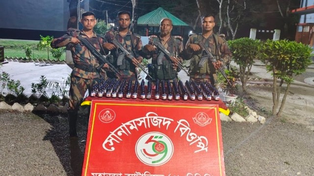 শিবগঞ্জ সীমান্তে ৫৯ বিজিবির অভিযানে নেশাজাতীয় সিরাপ জব্দ