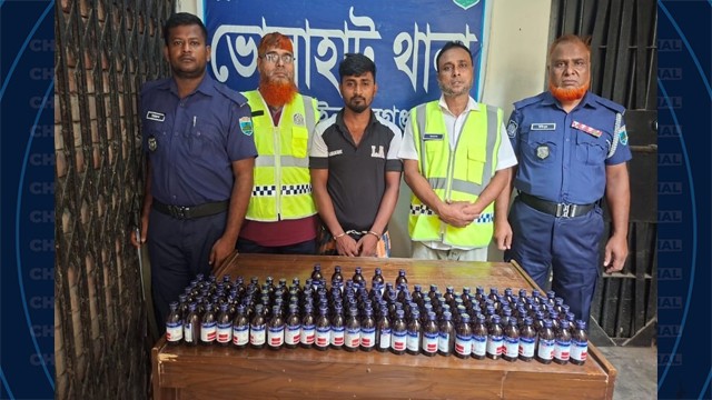 ভোলাহাটে পুলিশের অভিযানে ফেনসিডিলসহ মাদক ব্যবসায়ী গ্রেপ্তার