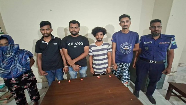 শিবগঞ্জে পুলিশের অভিযানে ইয়াবাসহ ৫ মাদক ব্যবসায়ী গ্রেপ্তার