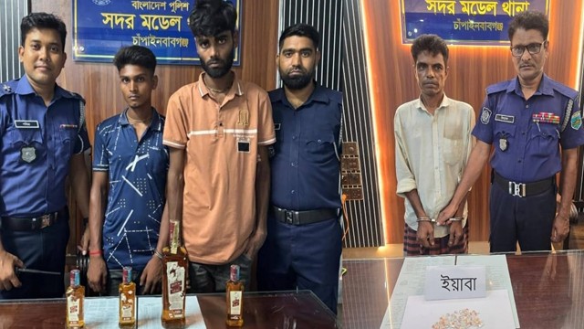 চাঁপাইনবাবগঞ্জে পৃথক অভিযানে মদ ও ইয়াবাসহ ৩ মাদক কারবারি গ্রেপ্তার