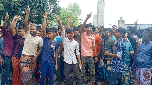 চাঁপাইনবাবগঞ্জে পল্লিবিদ্যুৎ অফিস ঘেরাও করে অটোচালকদের বিক্ষোভ