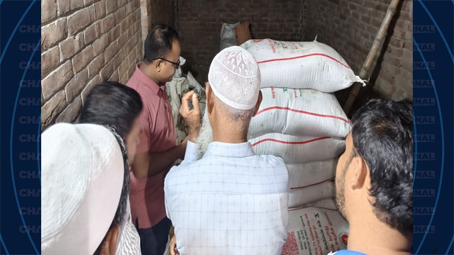 গোমস্তাপুরে অবৈধভাবে সার মজুদ, ৩০ হাজার টাকা জরিমানা ও সার জব্দ