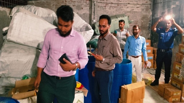 গোমস্তাপুর ও চাঁপাইনবাবগঞ্জ সদরে সার ও কীটনাশক বিরোধী অভিযান: কারাদণ্ড, অর্থদণ্ডসহ মালামাল জব্দ