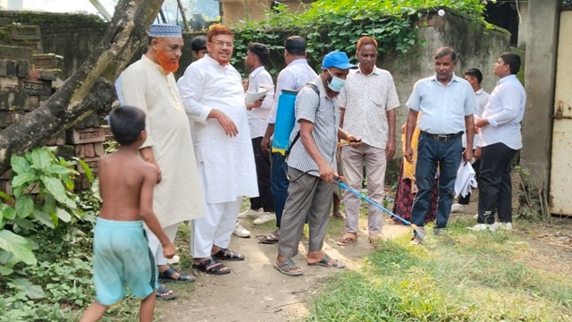 চাঁপাইনবাবগঞ্জ পৌরসভার ৬নং ওয়ার্ডে ডেঙ্গু প্রতিরোধে বিশেষ অভিযান