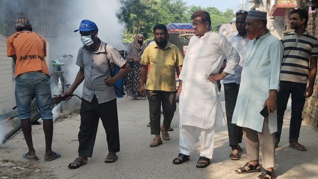 ডেঙ্গু প্রতিরোধে চাঁপাইনবাবগঞ্জ ৬ নং ওর্য়াডের পরিচ্ছন্নতা ও মশক নিধন অভিযান