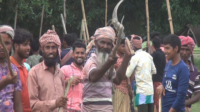 লাঠিসোঁটা নিয়ে পদ্মা নদী পাহারায় গ্রামবাসী, 