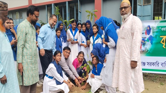 নবাবগঞ্জ সরকারি বালিকা উচ্চ বিদ্যালয়ে বৃক্ষরোপণ কর্মসূচি অনুষ্ঠিত