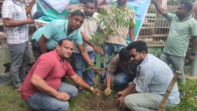 গোমস্তাপুরে স্বেচ্ছাসেবক দলের বৃক্ষরোপণ কর্মসূচি অনুষ্ঠিত