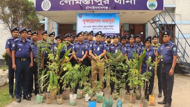 পুলিশ সুপারের নির্দেশনায় গোমস্তাপুর থানায় ২৫ প্রকারের বৃক্ষরোপণ