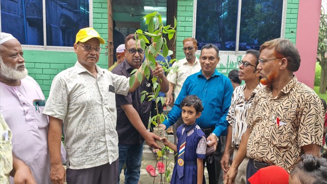 চাঁপাইনবাবগঞ্জে জুলাই গণঅভ্যুত্থান স্মরণে ৩০০ শিক্ষার্থীর মাঝে গাছের চারা বিতরণ
