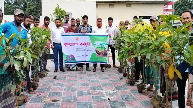 গোমস্তাপুরে ইনতেফা বিষ কোম্পানির বিনামূল্যে স্প্রে মেশিন ও গাছের চারা বিতরণ