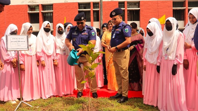 পুনাকের উদ্যোগে চাঁপাইনবাবগঞ্জে মাছের পোনা অবমুক্ত ও বৃক্ষরোপণ কর্মসূচি