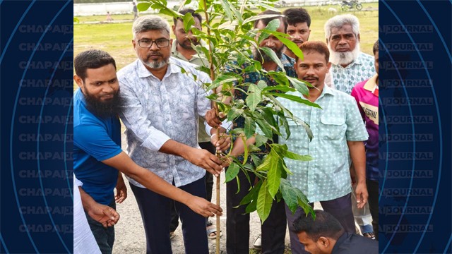 প্রান্তিক আবাসিক এলাকায় বৃক্ষরোপণ করলেন আরডিএ চেয়ারম্যান আবুল কালাম আজাদ সুইট