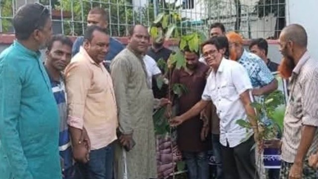 শিবগঞ্জে ‘সবুজায়ন বাংলাদেশ’ গড়ার প্রত্যয়ে স্বেচ্ছাসেবক দলের বৃক্ষরোপণ কর্মসূচি