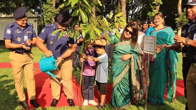 চাঁপাইনবাবগঞ্জ জেলা পুলিশ লাইন্সে বৃক্ষরোপণ কর্মসূচি অনুষ্ঠিত