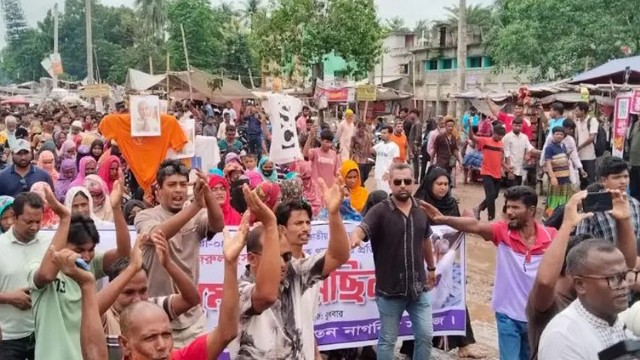 ভিডিও বিতর্কের জেরে এমপি নজরুলের বিরুদ্ধে শ্যামনগরে বিক্ষোভ
