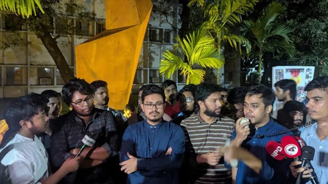 ভাইভাতে নম্বর বাড়ানোর প্রতিবাদে ডাকসুর বিক্ষোভ