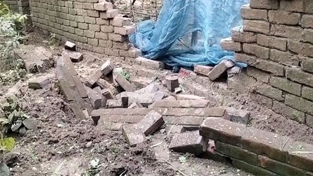 চাঁপাইনবাবগঞ্জে কবরস্থানে পুঁতে রাখা ককটেল বিস্ফোরণ